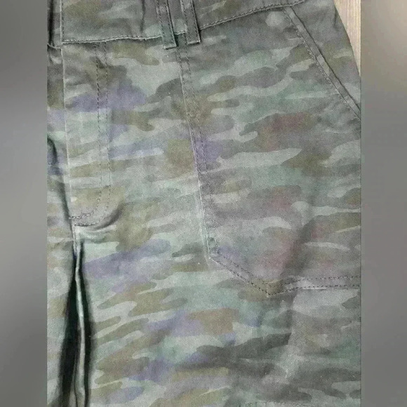 Land N Sea women's camo shorts. Size 8 - Picture 2 of 4